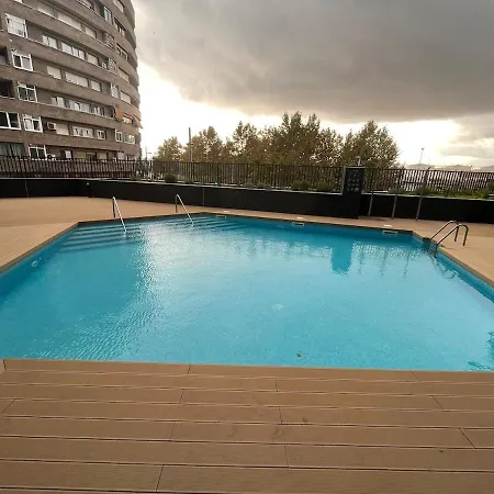 Centrally Located With A Pool And Parking Apartmán